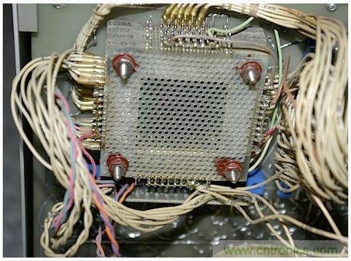 拆解也懷舊，讓人驚嘆的古董級可編程科學(xué)計算器 from 1966