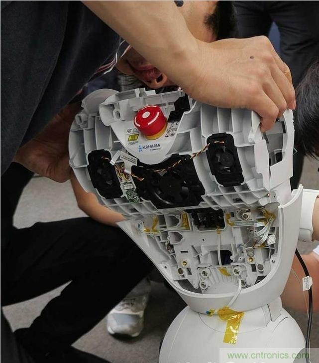 拆解筆記本不過癮，那就來拆拆日本情感機器人吧！