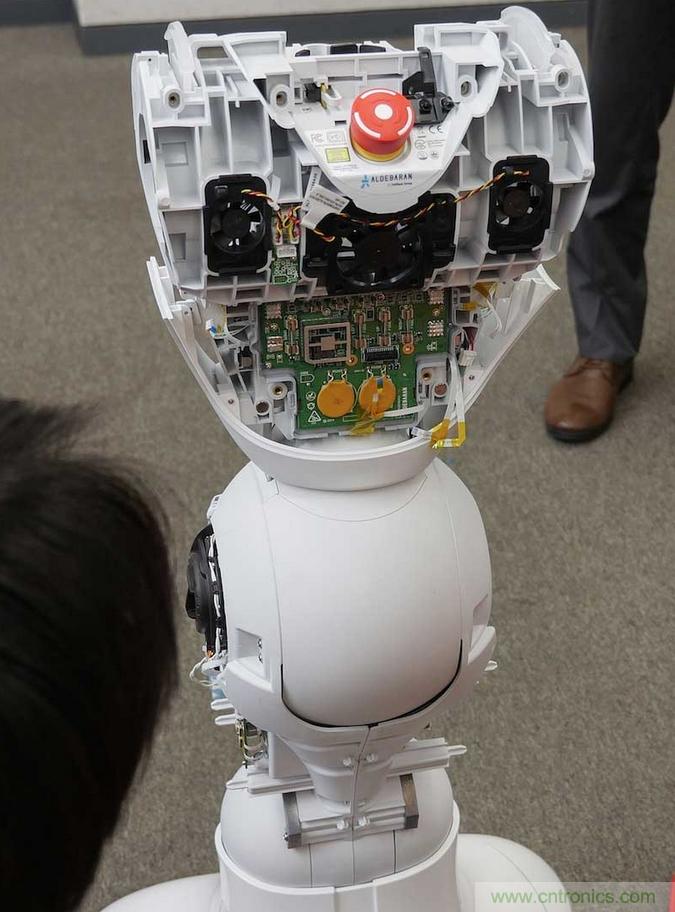 拆解筆記本不過癮，那就來拆拆日本情感機器人吧！