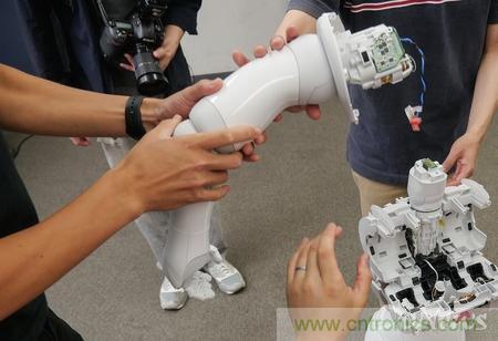 拆解筆記本不過癮，那就來拆拆日本情感機器人吧！