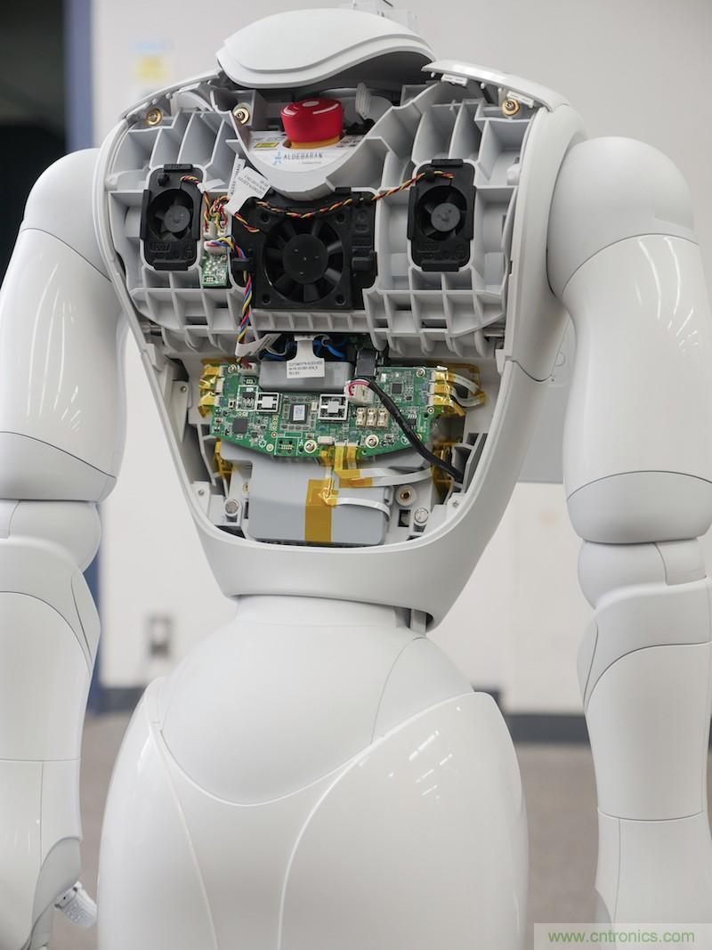 拆解筆記本不過癮，那就來拆拆日本情感機器人吧！