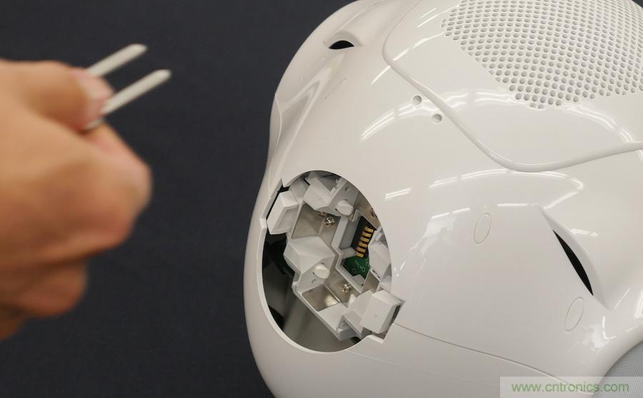 拆解筆記本不過癮，那就來拆拆日本情感機器人吧！