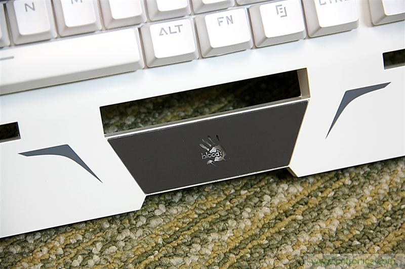 曾經(jīng)的網(wǎng)吧統(tǒng)治者&mdash;雙飛燕血手幽靈機(jī)械鍵盤，真世界最快？