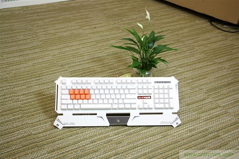 曾經(jīng)的網(wǎng)吧統(tǒng)治者&mdash;雙飛燕血手幽靈機(jī)械鍵盤，真世界最快？