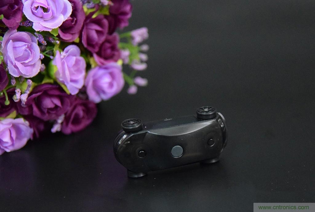 虛擬與現(xiàn)實相結(jié)合的飛車游戲，讓你體驗速度與激情的碰撞！