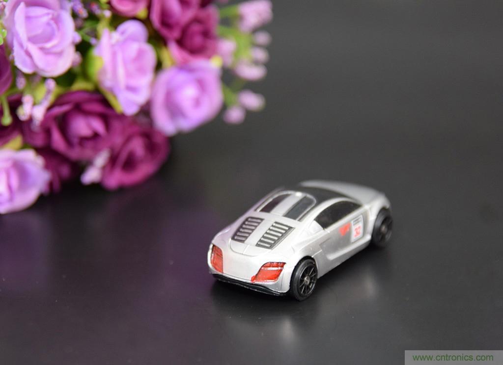 虛擬與現(xiàn)實相結(jié)合的飛車游戲，讓你體驗速度與激情的碰撞！