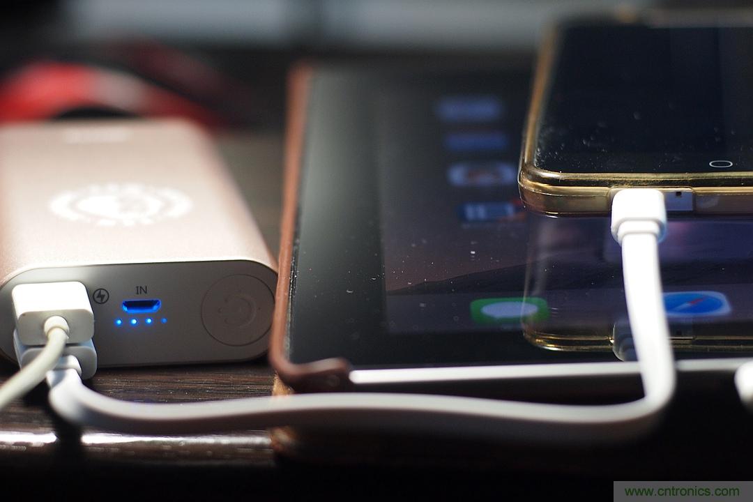 移動電源也玩雙引擎？快到你想象不到