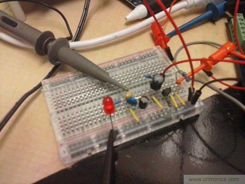 帶開關轉換器的8位MCU如何減少成本和電路板空間？