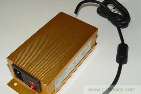 【導讀】本文總結出針對于LED電源EMC/EMI的主要幾個控制技術：電路措施、EMI濾波、元器件選擇、屏蔽和印制電路板抗干擾設計等。如果能正確合理的對這些問題進行解決，就可順利通過3C認證。  在電路當中，EMC和EMI的問題是人們始終關心的話題。在LED電路中，對于EMC和EMI的要求同樣非常高。本文將為大家介紹LED產品設計當中關于解決EMI與EMC的解決方法，感興趣的朋友快來看一看吧。  　　要解決LED驅動電源的電磁干擾問題，從硬件上可從以下幾個方面入手：  　　減少開關電源本身的干擾  　　軟開關技術，在原有的硬開關電路中增加電感和電容元件，利用電感和電容的諧振，降低開關過程中的du/dt和di/dt，使開關器件開通時電壓的下降先于電流的上升，或關斷時電流的下降先于電壓的上升，來消除電壓和電流的重疊。開關頻率調制技術，通過調制開關頻率fc，把集中在fc及其諧波2fc、 3fc&hellip;上的能量分散到它們周圍的頻帶上，以降低各個頻點上的EMI幅值。元器件的選擇，選擇不易產生噪聲、不易傳導和輻射噪聲的元器件。通常特別值得注意的是，二極管和變壓器等繞組類元器件的選用。反向恢復電流小、恢復時間短的快速恢復二極管是開關電源高頻整流部分的理想器件。合理使用電磁干擾濾波器，EMI濾波器的主要目的之一，電網噪聲是電磁干擾的一種，它屬于射頻干擾（RFI），其傳導噪聲的頻譜大致為10KHz~30MHz，最高可達 150MHz。  　　在一般情況下，差模干擾幅度小，頻率低，所造成的干擾較小;共模干擾幅度大，頻率高，還可以通過導線產生輻射，所造成的干擾較大。欲削弱傳導干擾，最有效的方法就是在開關電源輸入和輸出電路中加裝電磁干擾濾波器。LED電源一般采用簡易式單級EMI濾波器，主要包括共模扼流圈和濾波電容。EMI濾波器能有效抑制開關電源適配器的電磁干擾。 1 　　通過切斷干擾信號的傳播途徑來減少電磁干擾問題  　　第一種情況是電源線干擾可以使用電源線濾波器濾除。一個合理有效的開關電源EMI濾波器應該對電源線上差模和共模干擾都有較強的抑制作用。改善PCB板的電磁兼容性設計PCB是LED電源系統(tǒng)中電路元件和器件的支撐件，它提供電路元件和器件之間的電氣連接。隨著電子技術的飛速發(fā)展，PCB的密度越來越高。 PCB設計的好壞對LED電源系統(tǒng)的電磁兼容性影響很大。  　　實踐證實，即使電路原理圖設計正確，印刷電路板設計不當，也會對LED電源系統(tǒng)的可靠性產生不利影響。PCB抗干擾設計主要包括PCB布局、布線及接地，其目的是減小PCB的電磁輻射和PCB上電路之間的串擾。還有，一般變壓器電磁干擾引發(fā)的交流聲頻率一般為50HZ左右，而地線布線不當導致的交流聲，由于整流電路的倍頻作用頻率約為100HZ，仔細區(qū)分還是可以察覺的。因此，在設計印刷電路板的時候，應留意采用正確的方法，遵守PCB設計的一般原則，并應符合抗干擾的設計要求。  　　主動大幅增強受干擾體的抗干擾能力  　　在LED電源系統(tǒng)中輸進/輸出也是干擾源的傳導線，和接收射頻干擾信號的拾檢源，我們設計時一般要采取有效的措施：采用必要的共模/差模抑制電路，同時也要采取一定的濾波和防電磁屏蔽措施以減小干擾的進進。在條件許可的情況下盡可能采取各種隔離措施（如光電隔離或者磁電隔離），從而阻斷干擾的傳播。防雷擊措施，室外使用的LED電源系統(tǒng)或從室外排擠引進室內的電源線、信號線，要考慮系統(tǒng)的防雷擊題目。常用的防雷擊器件有：氣體放電管、 TVS（Transient Voltage Suppression）等。氣體放電管是當電源的電壓大于某一數值時，通常為數十V或數百V，氣體擊穿放電，將電源線上強沖擊脈沖導進大地。TVS可以看成兩個并聯(lián)且方向相反的齊納二極管，當兩端電壓高于某一值時導通。其特點是可以瞬態(tài)通過數百乃上千A的電流。