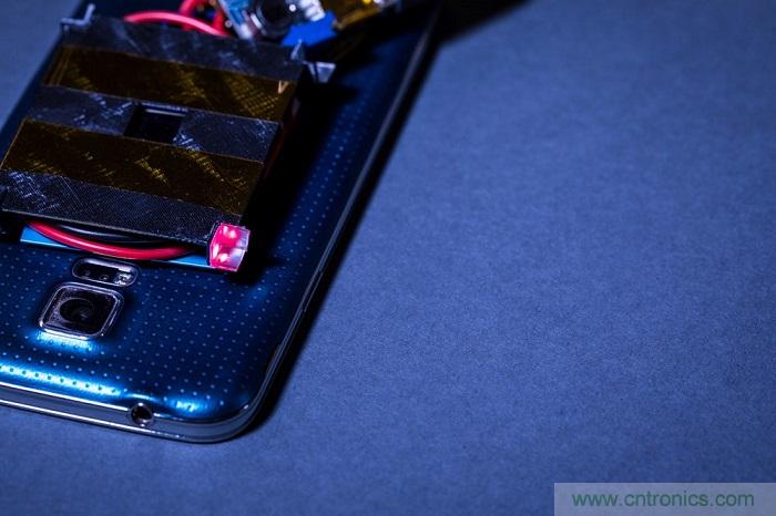 室內(nèi)激光無線充電新技術(shù)亮相，可媲美傳統(tǒng) USB 線纜