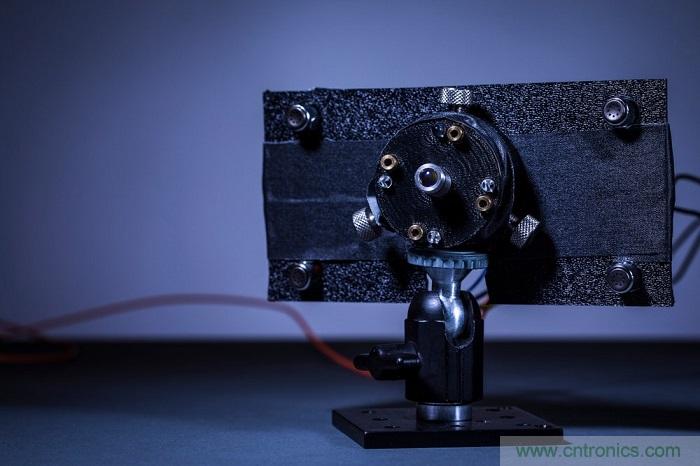 室內(nèi)激光無線充電新技術(shù)亮相，可媲美傳統(tǒng) USB 線纜