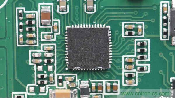 拆解華為保時(shí)捷設(shè)計(jì)快充無(wú)線充電器：憑啥能賣699？