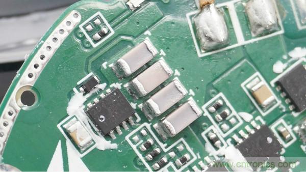 拆解華為保時(shí)捷設(shè)計(jì)快充無(wú)線充電器：憑啥能賣699？