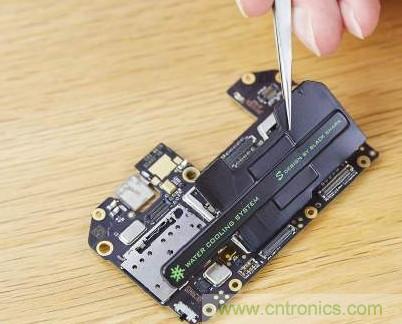 拆解黑鯊手機：多級直觸一體式液冷系統(tǒng)有什么門道？