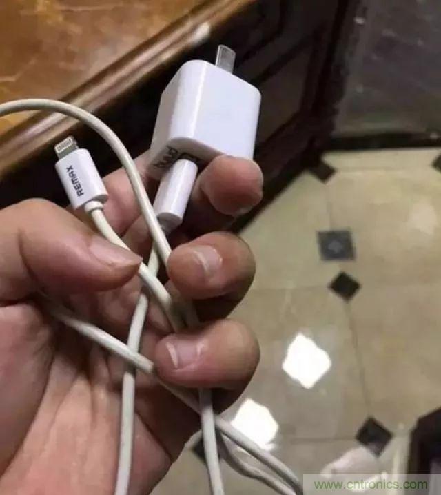 拆了個電容之后，我的iPhone也會自動訂房了