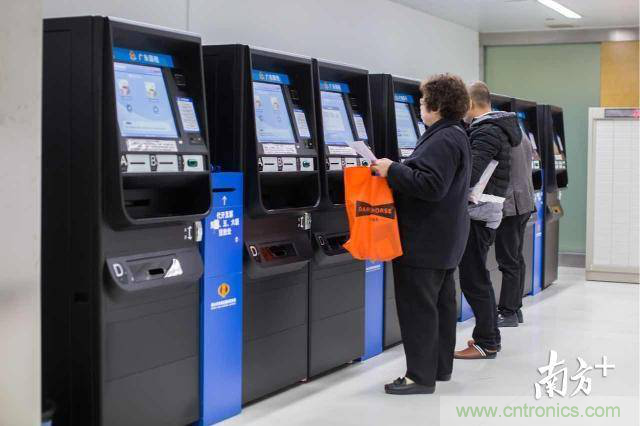 探路政務(wù)辦事柜臺(tái)&ldquo;無(wú)人化&rdquo;，引領(lǐng)&ldquo;互聯(lián)網(wǎng)+政務(wù)&rdquo;革新