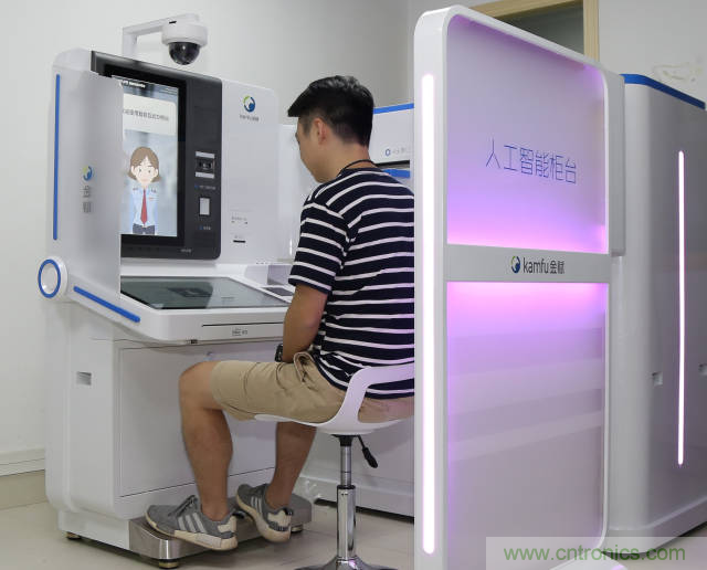 探路政務(wù)辦事柜臺(tái)&ldquo;無(wú)人化&rdquo;，引領(lǐng)&ldquo;互聯(lián)網(wǎng)+政務(wù)&rdquo;革新