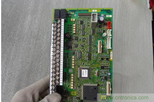 變頻器的輸出頻率調(diào)高，那么輸出電壓將如何提高？