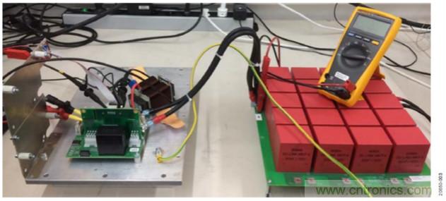 如何用隔離式柵極驅(qū)動器和LT3999 DC/DC轉(zhuǎn)換器驅(qū)動1200 V SiC電源模塊？