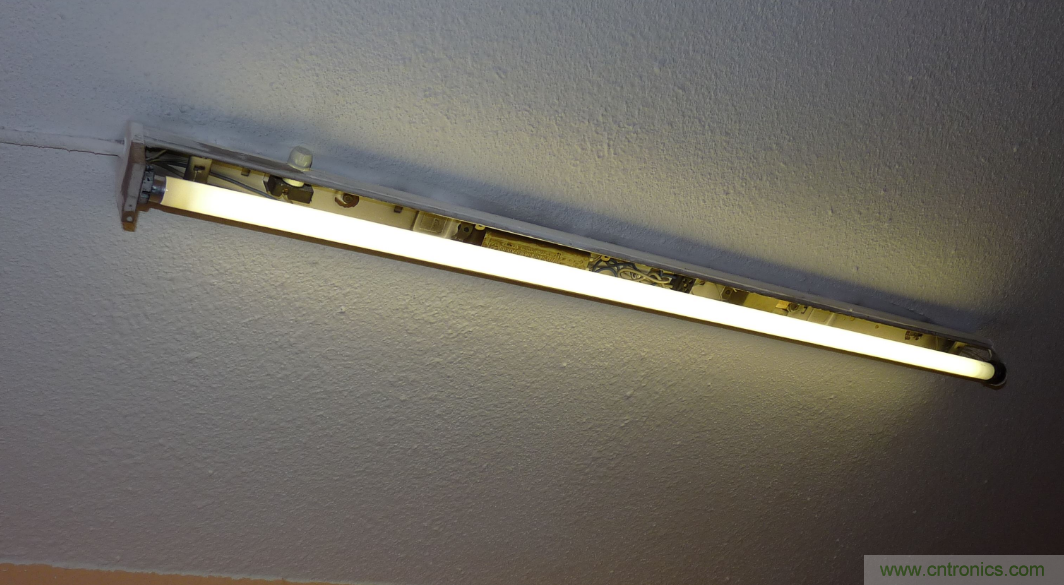 電燈泡內(nèi)通有交流電，為什么看不到燈泡在閃爍？