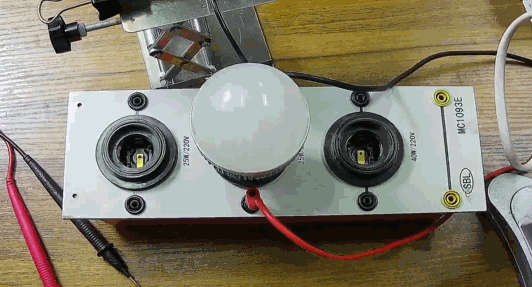 電燈泡內(nèi)通有交流電，為什么看不到燈泡在閃爍？