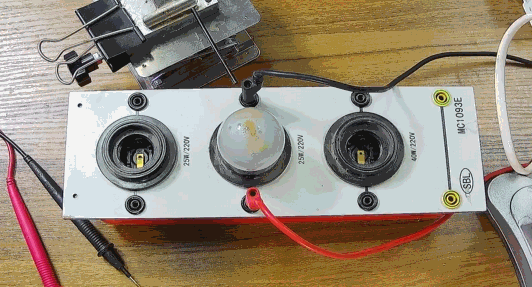 電燈泡內(nèi)通有交流電，為什么看不到燈泡在閃爍？