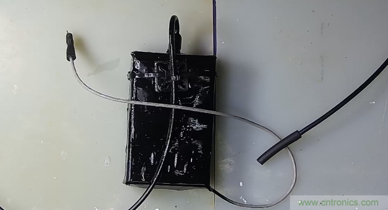 電燈泡內(nèi)通有交流電，為什么看不到燈泡在閃爍？