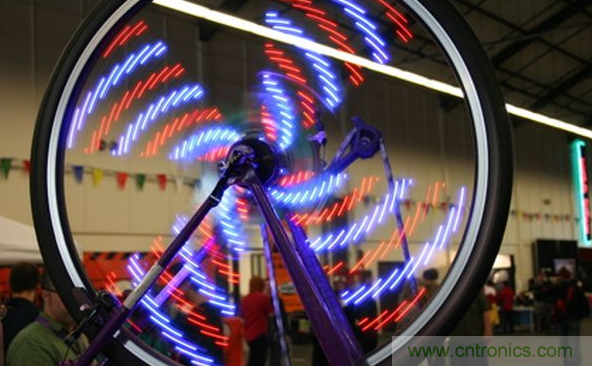 電燈泡內(nèi)通有交流電，為什么看不到燈泡在閃爍？