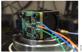 10kHz MEMS加速度計，提供4mA至20mA輸出，適合狀態(tài)監(jiān)控應(yīng)用