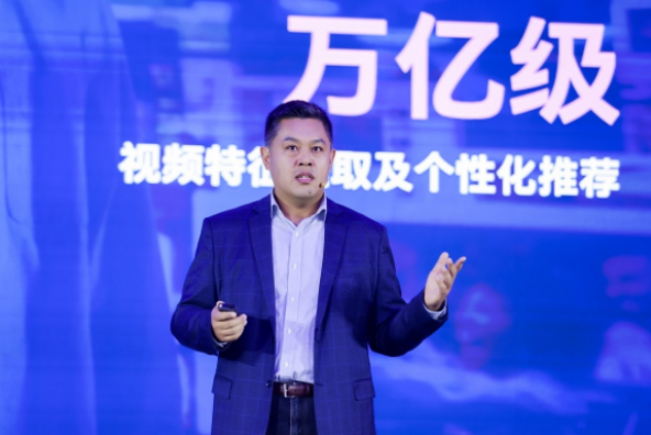 數(shù)據(jù)洪流下的算力突圍：英特爾以生態(tài)之力破局AI規(guī)?；? width=